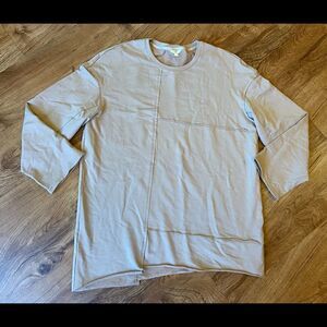 Nap beige/tan light crewneck sweatshirt.